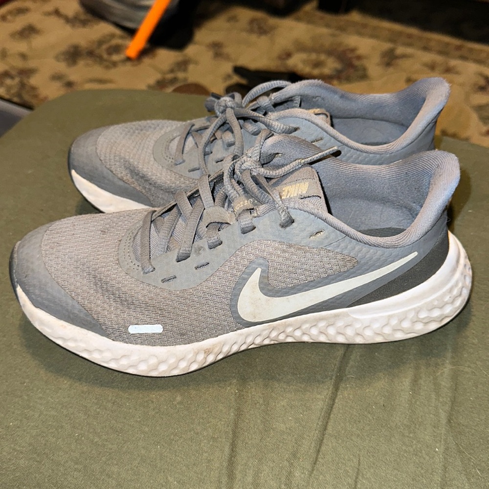 Excellent Gently Used Kids Nike Revolution 6 Boys Running Shoes 4Y